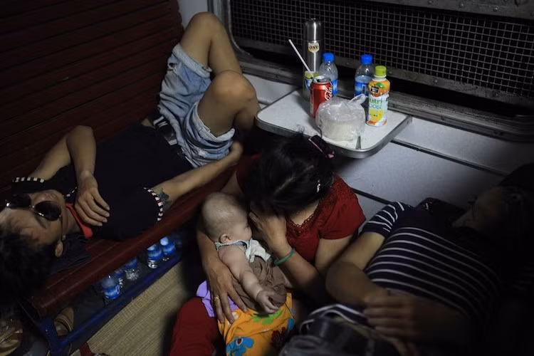 Có những khi, hành khách mang theo trẻ nhỏ quấy khóc làm ảnh hưởng đến không gian xung quanh.