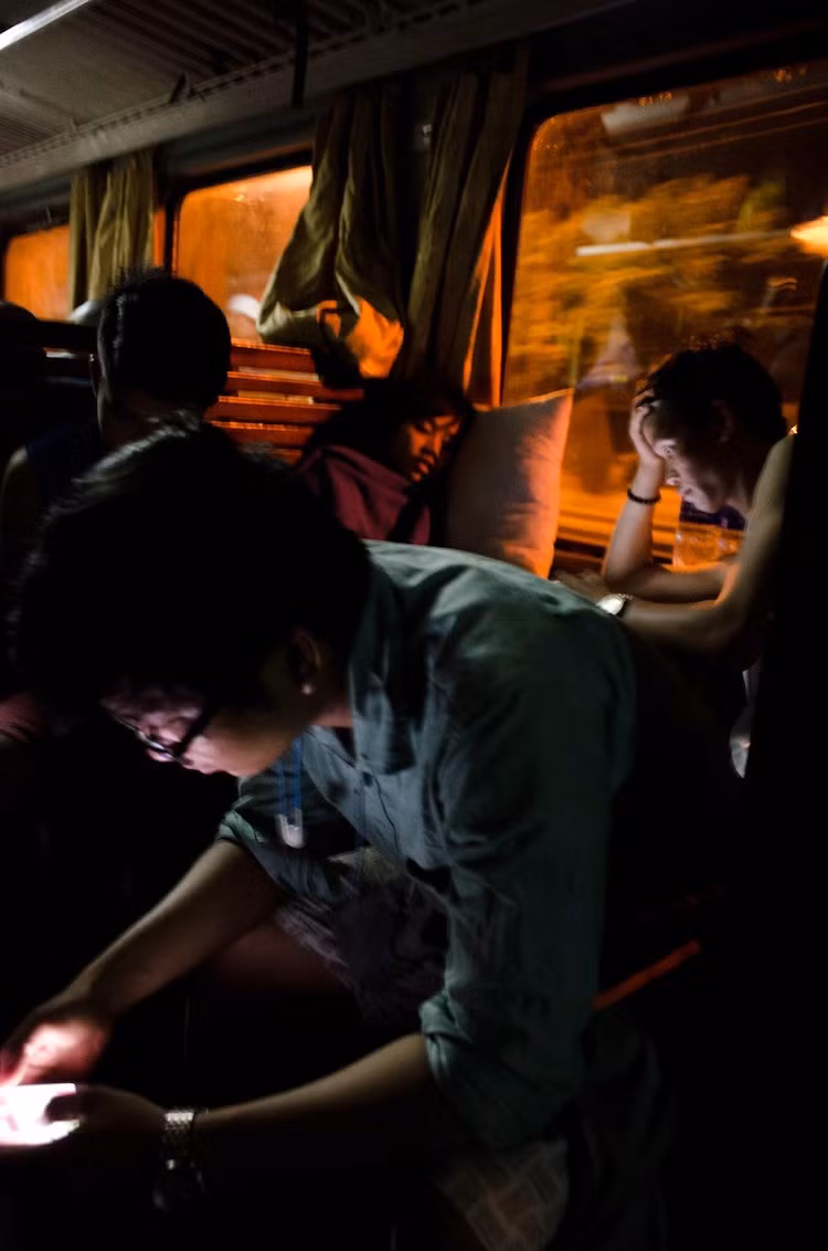 Nửa đêm, tàu vẫn lao vun vút còn khách thì mỗi người một việc. Không phải ai cũng có thể dễ dàng ngủ nếu không quen với cảnh nằm xuống mà cảm thấy lắc lư, tiếng lạch cạch dưới gầm toa.
