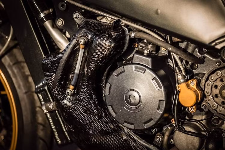 Trên bản độ này, khối động cơ V-Twin góc xi-lanh 60 độ DOHC 8 van làm mát bằng chất lỏng của RSV 1000 vẫn được giữ nguyên. Ở dạng nguyên bản, động cơ này có 6 cấp số, sản sinh công suất tối đa lên tới 139 mã lực và mô-men xoắn cực đại 107 Nm.