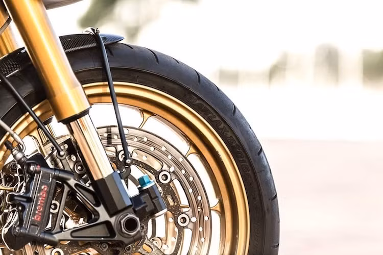 Dè trước nguyên bản của RSV 1000 với thiết kế hiện đại đã bị loại bỏ, thay vào đó là dè con làm từ sợi carbon. Toàn bộ hệ thống phuộc và phanh Brembo nguyên bản được Kacerwagen giữ lại, nhưng xưởng độ này đã thay cho chiếc xe cặp đĩa trước Motogadget M-Blaze để phần đầu xe trở nên gọn gàng hơn.