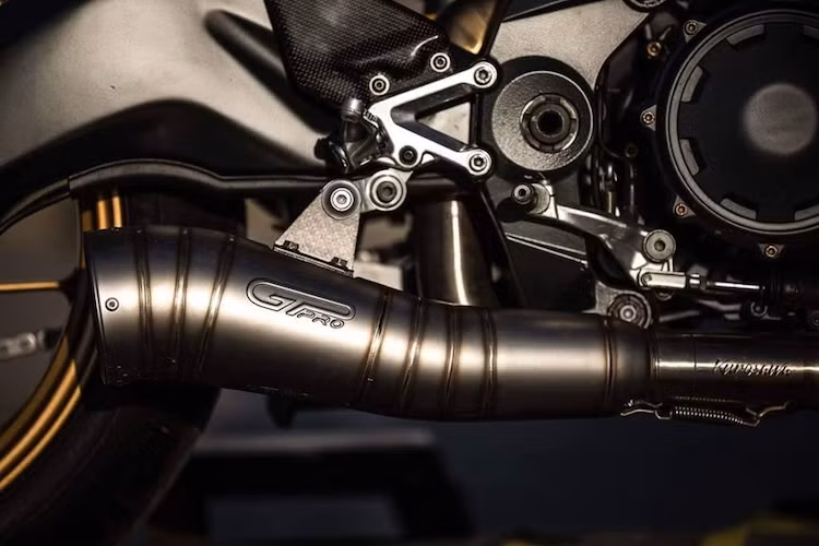 Thay đổi duy nhất mà Kacerwagen thực hiện liên quan tới động cơ xe là hệ thống xả full system với lon GT Pro và cổ "thửa riêng, phô diễn âm thanh uy lực của động cơ V2 và tăng thêm chút công suất cho chiếc xe.