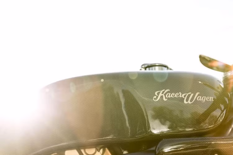Các chi tiết thân vỏ của chiếc xe đều đã được Kacerwagen làm từ sợi carbon, với các lớp bố sợi đã được dán với nhau một cách cực kỳ tỉ mỉ, tạo ra hoa văn "đều tăm tắp" hiếm có trên một mẫu xe độ. Đây là một việc khó khăn, đặc biệt là khi chế tạo các chi tiết nhiều đường nét cong như bình xăng hay quây gió.