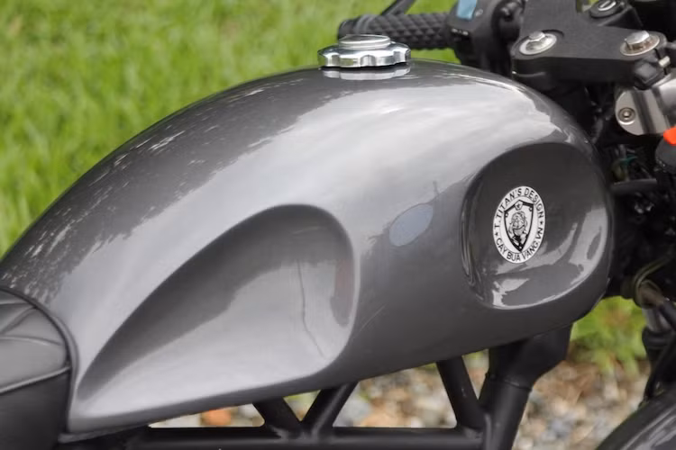 Bản thân bình xăng lớn của chiếc xe cũng đã được chế tạo một cách cầu kỳ, tỉ mỉ khi được tạo các "hốc"ở hai bên thân bình. Các hốc phía dưới tạo điểm tì đầu gối cho người lái trong khi hốc phía trên giúp chiếc xe có khoảng đánh lái rộng hơn.