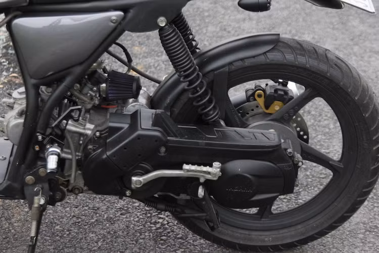 Dù có hình dáng khác biệt, nhưng bản độ Yamaha Nouvo này vẫn sử dụng động cơ làm mát bằng không khí 115 phân khối, SOHC, 2 van, xy-lanh đơn, đạt công suất 8,9 mã lực/8.000 vòng/phút, mô-men xoắn 8,63 Nm/7.000 vòng/phút. Những chi tiết che chắn của động cơ đã được loại bỏ gần hết, đồng thời chiếc xe còn được trang bị lọc gió độ.