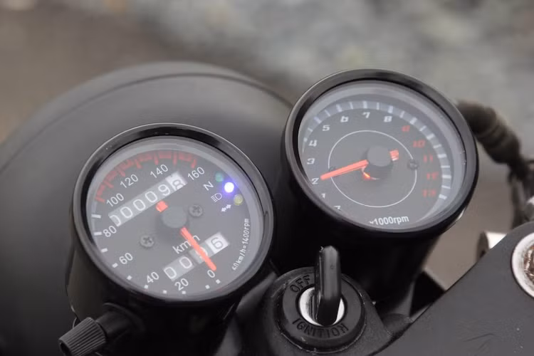 Toàn bộ bảng đồng hồ nguyên bản của Nouvo cũng đã bị loại bỏ, thay vào đó là cặp đồng hồ chạy kim như những mẫu xe côn tay cổ điển gồm đồng hồ báo tốc và báo tua. Trong đó, đồng hồ báo tua được bổ sung thêm và không có mặt trên chiếc Nouvo nguyên bản.