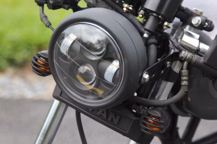 Để tạo dáng cổ điển cho chiếc xe nhưng vẫn đảm bảo độ sáng, xưởng độ đã lựa chọn cho Nouvo đèn pha chóa tròn theo phong cách đèn LED Daymaker của Harley-Davidson. Nằm đối xứng 2 bên đèn pha là cặp xi-nhan với lưới chắn.