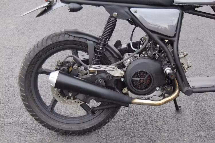 Nằm ngay phía trên động cơ, xưởng độ đã đặt các bàn để chân cho xe, tạo nên tư thế ngồi của một chiếc cafe racer thực thụ. Bánh sau của xe cũng sử dụng lốp 100/80/16 như bánh trước, nhưng hệ thống phanh sau đã được nâng cấp lên phanh đĩa. Cây pô "quả chùy" khiến kiểu dáng xe trở nên cổ điển hơn.
