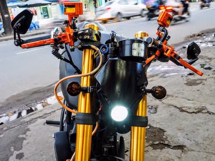 Trên chiếc xe này, toàn bộ dàn đầu nguyên bản của FZ-S đã được thay thế hoàn toàn. Chủ xe đã thay phần đầu "thửa riêng" với mặt nạ và đèn LED tạo thành mặt một chú robot, nằm hai bên là cặp xi-nhan hình đầu lâu cực "ngầu". Với cặp phuộc USD, chiếc xe cũng trở nên cứng cáp hơn khi nhìn từ phía trước.