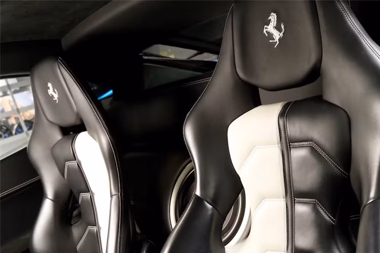 Bên cạnh đó, chiếc xe còn được trang bị hệ thống âm thanh hi-end, giúp Bieber có thể thưởng thức những bản thu âm của mình một cách trung thực nhất. Ngoài những thay đổi kể trên, Justin Bieber hoàn toàn không "động chạm" tới hệ động lực của xe.