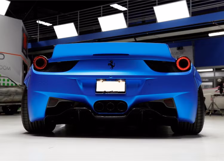 Với widebody Liberty Walk, chiếc 458 Italia của Bieber đã có vẻ ngoài cực "chiến" giống xe đua. Bên cạnh widebody, ở lần nâng cấp này anh còn thay cho chiếc xe bộ mâm 5 cánh kép của Forgiato và dán lại toàn bộ thân xe trong màu xanh mờ.