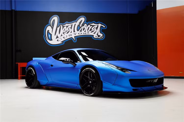 Dù mới chỉ 22 tuổi nhưng do đã trở nên nổi tiếng từ năm 2009, chàng ca sĩ 9X Justin Bieber đã sở hữu khối tài sản đáng mơ ước khiến anh có thể nhanh chóng sở hữu mọi thứ mình muốn. Ngay từ năm 2011, Justin Bieber đã là chủ nhân của một chiếc siêu xe Ferrari 458 Italia.