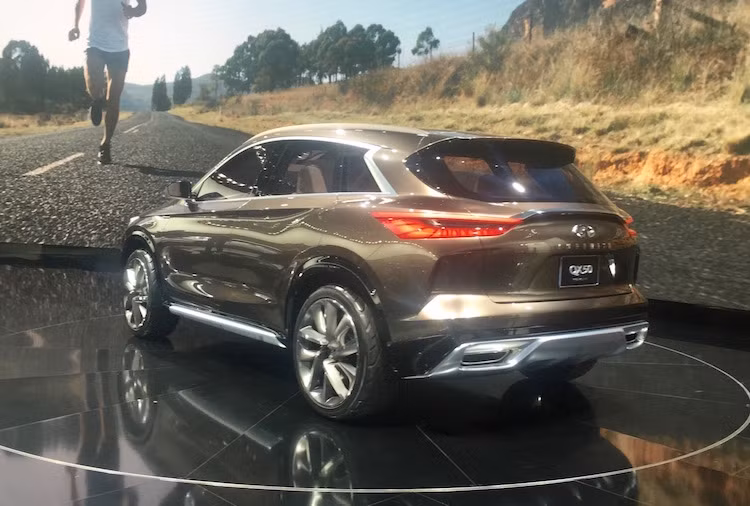 Trên chiếc xe, Infiniti đã thiết kế các cửa kính tạo cảm giác đổ về phía trước, cùng với những đường nét "cơ bắp" và bề mặt uốn lượn để tạo cho xe cảm giác năng động nhưng tinh tế.