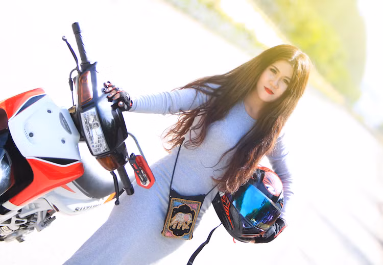 Được sản xuất từ cuối thập niên 90 tới khoảng năm 2003 dành riêng cho thị trường Indonesia, Suzuki Satria 2000 theo cách gọi của dân chơi Việt Nam là một trong những biến thể của dòng xe 2 kỳ huyền thoại Su xì po từng "làm mưa làm gió" trên đường phố một thời.