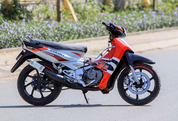 Phiên bản cuối cùng của Suzuki Satria 2 kỳ ra mắt vào khoảng năm 2004 với kiểu dáng khí động học, tương tự chiếc RGX 120 tại thị trường Malaysia nhưng hiếm xuất hiện ở Việt Nam hơn so với phiên bản Satria cũ, thường được dân chơi xe gọi là Satria 2000, Satria "đĩa bay" hay "đầu dẹt" do có phần đầu với thiết kế mỏng, góc cạnh.