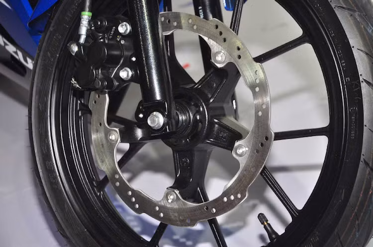 GSX-R150 được trang bị phuộc dạng ống lồng phía trước, cùng với mâm đúc có thiết kế dạng 5 cánh chữ Y đẹp mắt và lốp trước 90/80/17. Phiên bản GSX-R150 bán tại Indonesia sẽ không được trang bị sẵn phanh ABS như GSX-R125 tại châu Âu.