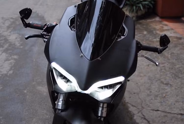 Để làm được điều này, bộ vỏ của Ducati 959 Panigale đã được xưởng độ chế mủ để có thể bắt vào "xác" của một chiếc BN302. Do sử dụng dàn vỏ "zin" nên sau khi hoàn thiện, bản độ này đã có ngoại hình gần như giống hệt mẫu sportbike nhà Ducati. Thậm chí cụm đèn pha LED phía trước của chiếc xe cũng giống hệt như 959 Panigale.