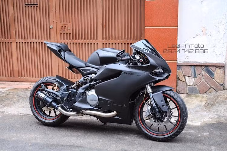 Trước đây, một biker Hà Nội đã từng "chế cháo" BN302 để chiếc xe có dáng của Ducati 899 Panigale. Mới đây nhất, một xưởng độ tại Sài Gòn cũng đã giới thiệu một bản độ Benelli BN302 giống tới 95% so với dòng sportbike hạng trung mới nhất của Ducati là 959 Panigale.