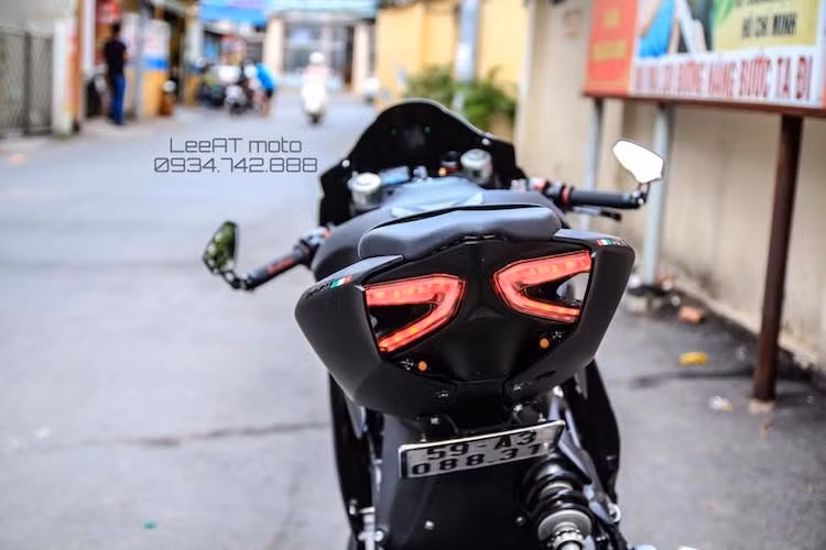 Ở phía sau, phần đuôi vuốt nhọn đầy thể thao của 959 Panigale cũng được chế khéo léo vào BN302. Đặc biệt, ngay cả cụm đèn hậu LED hình boomerang đặc trưng cũng đã xuất hiện trên chiếc naked bike giá rẻ và có khả năng hoạt động bình thường.