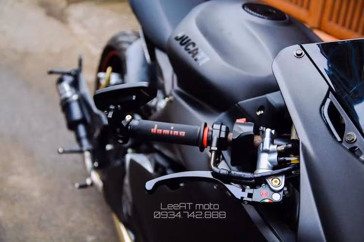 Để bản độ này giống với 959 thật hơn, một số món đồ chơi cao cấp cũng đã được trang bị cho xe như cặp gương hậu gắn gù CRG, bao tay Domino, cùm ga Domino hay cùm phanh Brembo.