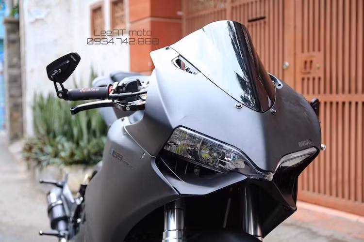 Sau khi được độ lại bởi những người thợ Sài Gòn, chiếc Benelli BN302 đã có ngoại hình gần như giống y hệt so với Ducati 959 Panigale, khiến ngay cả những người yêu xe môtô phân khối lớn cũng có thể dễ dàng nhầm nó với 959 khi lướt đi trên đường.