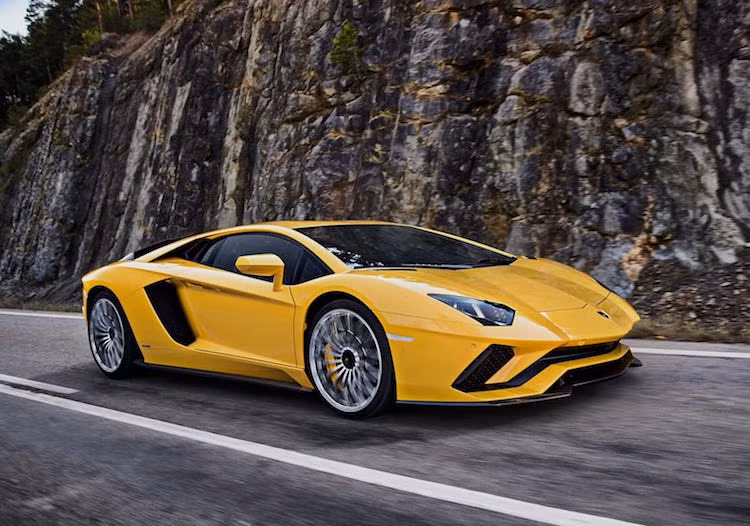 Trong khi đó, đối thủ "truyền kiếp" của Ferrari là Lamborghini lại cam kết hoàn toàn "gắn bó" với động cơ nạp khí tự nhiên. Hiện tại, toàn bộ dòng Aventador đều được trang bị động cơ V12 không tăng áp, không siêu nạp và mới đây, Lamborghini cũng tuyên bố rằng "hậu duệ" của Aventador sẽ vẫn tiếp tục dùng máy V12 nạp khí tự nhiên.