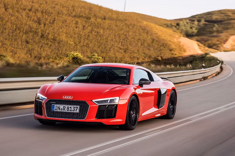 Có rất nhiều điểm chung với Huracan, siêu xe R8 của Audi cũng đang sử dụng động cơ V10 5.2l nạp khí tự nhiên, với công suất tối đa 601 mã lực trên bản cao cấp nhất R8 V10 Plus. Tuy nhiên, dòng xe này hứa hẹn cũng sẽ có thêm phiên bản V8 tăng áp trong tương lai gần.