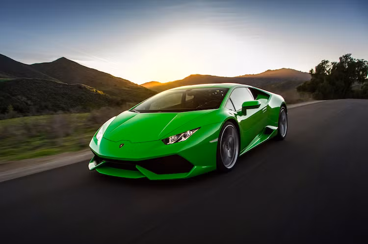 Không chỉ có Aventador, dòng siêu xe còn lại của Lamborghini là Huracan cũng hoàn toàn sử dụng động cơ V10 5.2l nạp khí tự nhiên. Sắp tới, Lamborghini sẽ tung ra dòng SUV Urus có phiên bản V8 tăng áp kép, và nó sẽ là mẫu xe Lamborghini hiện đại duy nhất dùng động cơ nạp khí cưỡng bức.