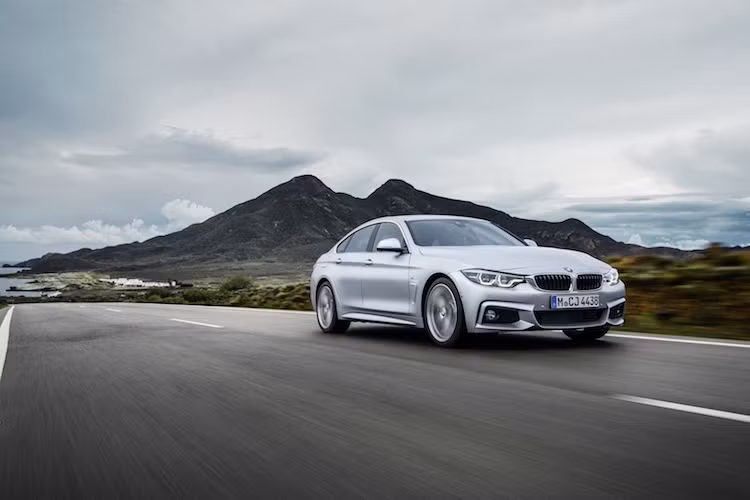 Tương tự như các phiên bản thường, những bản thể thao BMW M4 và M4 Coupe 2018 cũng sẽ có đèn pha full LED chủ động ở phía trước, đèn sau LED cùng mọi thay đổi ở bên trong nội thất.