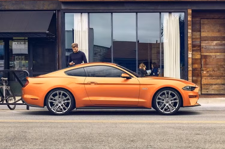 Ra mắt lần đầu vào ngày 5/12/2013 và bán ra vào năm 2014, thế hệ xe cơ bắp Ford Mustang thứ 6 tính tới nay đã được khoảng 3 năm tuổi. Chính vì vậy, phiên bản nâng cấp giữa vòng đời (facelift) Ford Mustang 2018 đã vừa được ra mắt, với những thay đổi mới khiến mẫu xe này càng trở nên hấp dẫn hơn.