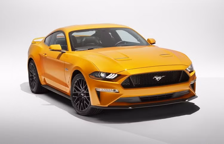 Trên Mustang 2018, Ford đã "mạnh tay" thay đổi hoàn toàn thiết kế phần đầu xe, trong đó dễ nhận ra nhất là cặp đèn pha với hình dáng khác biệt dù vẫn có 3 dải LED sọc ///, phía dưới là cản trước với những đường nét góc cạnh, sắc sảo hơn. Lưới tản nhiệt của xe cũng được "phóng lớn" một chút, phía trên là nắp ca-pô thấp hơn và có thêm các khe hút gió.