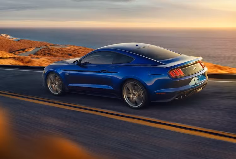 Bên cạnh đó, phiên bản Mustang GT V8 còn có thêm tùy chọn hộp số tự động 10 cấp mới với khả năng chuyển số nhanh hơn. Hệ thống treo của xe cũng đã được nâng cấp với giảm xóc mới, thanh ổn định ở phía trước và thanh giằng chéo ở phía sau để tăng độ vững chắc. Ngoài ra, Ford còn lần đầu tiên đưa ra tùy chọn hệ thống treo từ tính MagneRide cho Mustang.