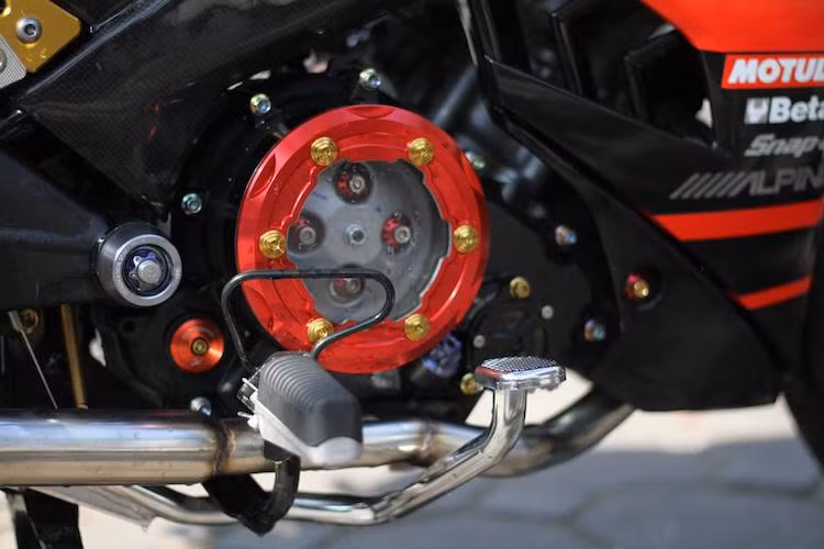 Khối động cơ 150 cc SOHC nguyên bản của Exciter được giữ nguyên, chỉ độ lại lá côn. Động cơ này được trang trí với những con ốc titan và lốc nồi trong suốt đẹp mắt.