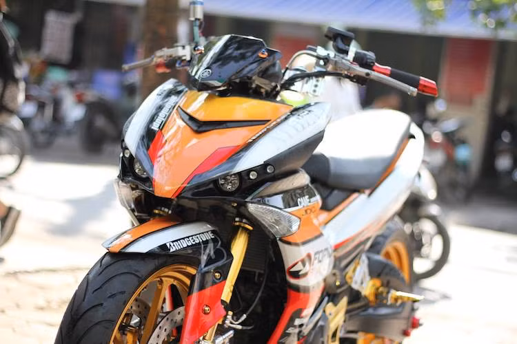 Toàn bộ dàn đầu nguyên bản của chiếc xe cũng đã được chủ nhân loại bỏ, thay vào đó là ghi-đông trần theo phong cách phiên bản Yamaha X1R bán tại Thái Lan trước đây. Do không còn đầu xe nguyên bản nên đèn pha đã được chuyển xuống dưới 2 đèn demi bằng bóng LED L4 giấu gọn.