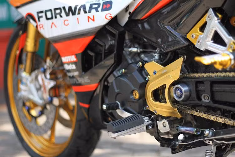 Chiếc xe sử dụng nhiều món đồ chơi bằng nhôm CNC đầy sắc sảo như dàn để chân phía sau, che nhông, chân chống Koso... Trong khi đó, bộ nhông xích của xe được thay bằng hàng DID có độ bền cao hơn.