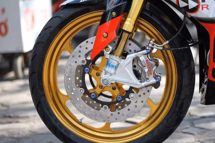 Trong đó, chi tiết "độc" nhất trên chiếc xe phải kể tới cặp mâm Racing Boy 6 cánh xoắn CNC vốn được dành cho Yamaha R3, kèm theo cặp đĩa kép cũng của Yamaha R3. Hệ thống phanh và phuộc trước cũng được nâng "hết bài" nhờ có cây phuộc USD, cặp heo Brembo GP4RX, dây dầu Galfer và ngắt dầu Earl's.