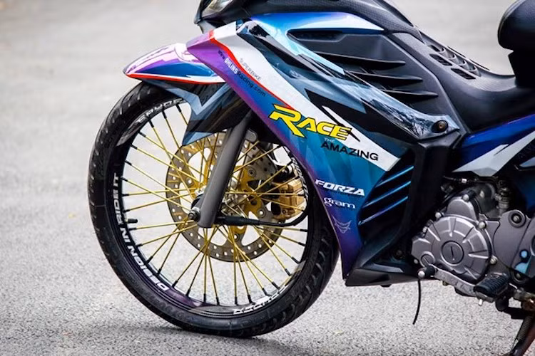 Bên cạnh dàn vỏ, chiếc xe còn được chủ xe thay cho bộ bánh căm với các đũa căm màu vàng và đùm nhôm "trái khế" bắt mắt. Cũng giống như bộ vỏ, niềng của xe đã được sơn airbrush. Hệ thống phanh trước của xe được nâng cấp với đĩa lớn từ Yamaha Z125.