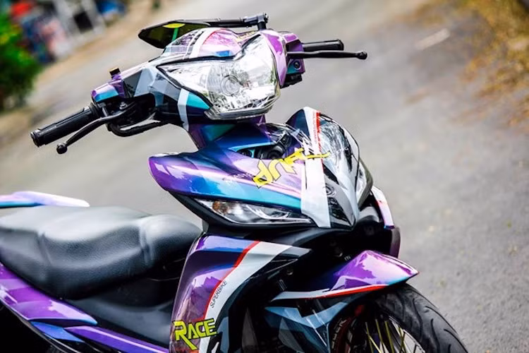 Để "làm mới" lại chiếc Exciter 135 cũ của mình, một biker tại Cà Mau đã chọn cách độ kiểng cho chiếc xe bằng cách đi "dàn chân" bánh căm, đồng thời gửi sơn toàn bộ dàn vỏ bởi một xưởng sơn có tiếng ở Sài Gòn.