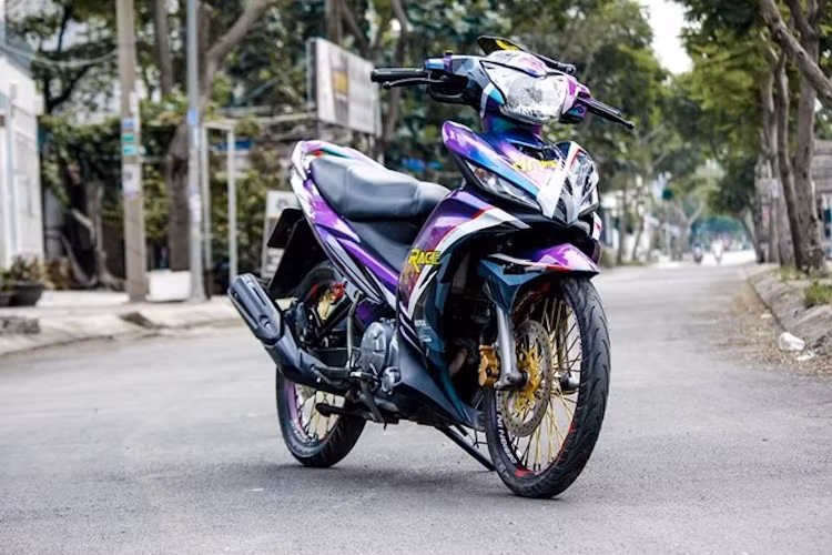 Trước sự xuất hiện của phiên bản Exciter 150, những bản độ từ Yamaha Exciter 135 đã trở nên ít hơn nhưng hiện tại, vẫn có nhiều biker tâm huyết tiếp tục gắn bó với chiếc xe. Trong đó, phong cách độ "kiểng", chú trọng tới "dàn ngoài" được nhiều biker ưa chuộng.