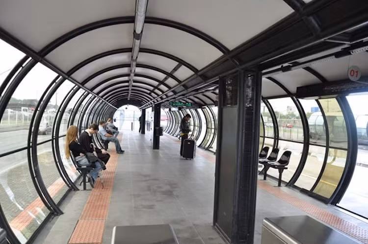 Ở Curitiba, hệ thống BRT được chia theo cấp độ dịch vụ. Xe buýt địa phương đưa đón hành khách tại các khu dân cư tới 5 tuyến buýt huyết mạch trên khắp thành phố. Hành khách chỉ phải trả tiền vé một lần duy nhất trong ngày cho mọi điểm đến và có thể kết nối với các loại hình phương tiện khác. Dù lượng hành khách nhiều hay ít, thời gian dừng ở mỗi trạm chỉ khoảng 20 giây.