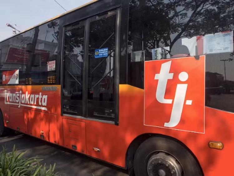 TransJakarta là hệ thống BRT đầu tiên ở Nam và Đông Nam Á. Năm 2015, tuyến xe buýt mở rộng lên đến 210 km, được coi là hệ thống buýt nhanh có đường chạy dài nhất thế giới. TransJakarta có mô hình khép kín, không chia nhánh và đáp ứng nhu cầu của 350.000 hành khách mỗi ngày.