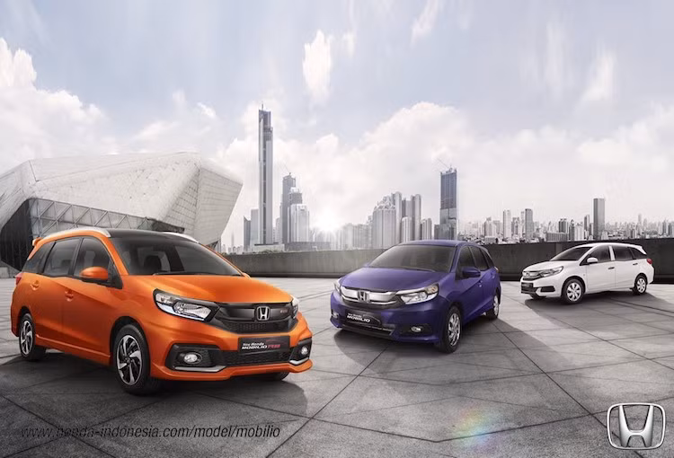 Trong tuần qua, Honda đã khá bận rộn tại Đông Nam Á. Sau khi ra mắt chiếc sedan hạng B City 2017 tại Thái Lan, mẫu MPV cỡ nhỏ dựa trên City là Honda Mobilio 2017 cũng đã được Honda "trình làng" tại thị trường Indonesia. Cả 2 mẫu xe này đều được Honda thiết kế chủ yếu cho các thị trường các nước đang phát triển, và đều là những dòng xe phổ biến nhất của hãng tại từng thị trường.