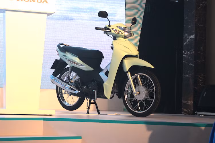 Những ưu điểm của thế hệ cũ như bền bỉ và tiết kiệm nhiên liệu của Wave Alpha vẫn tiếp tục có mặt trên phiên bản 110 mới nhờ động cơ có độ ma sát thấp, xi-lanh lệch tâm. Để giảm giá thành, các trang bị của Wave Alpha dừng lại ở mức cơ bản với phanh đùm cho cả 2 bánh, ổ khóa từ 2 nấc...