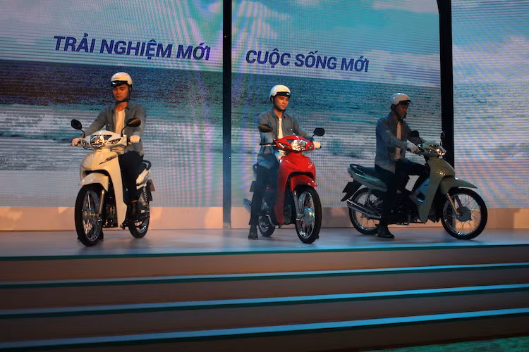 Giá bán cho phiên bản Wave Alpha 110 mới được Honda Việt Nam công bố là 17,79 triệu đồng. Chiếc xe sẽ được bán ra kể từ ngày 18/1/2017 kèm chế độ bảo hành 3 năm/30.000 km.