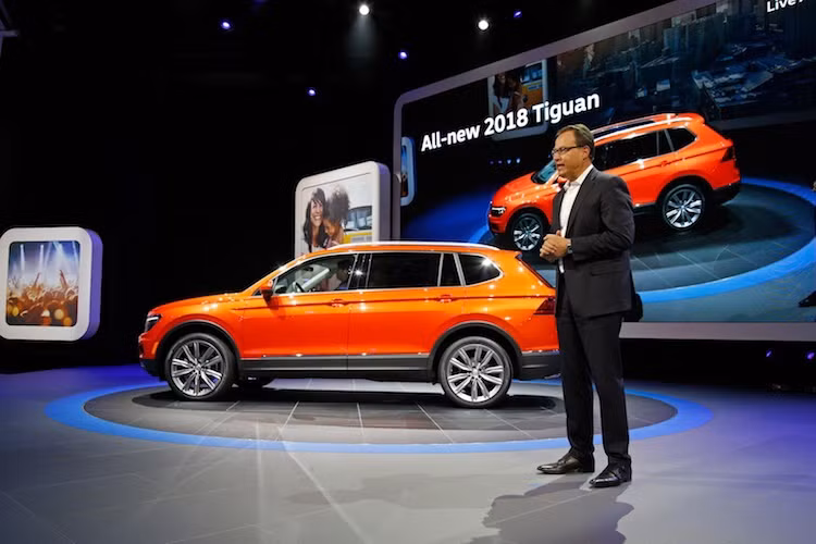 Tiguan phiên bản Mỹ sẽ là mẫu xe crossover sử dụng nền tảng khung sàn MQB có giá rẻ nhất của Volkswagen, sau chiếc Atlas cỡ lớn. Giá và ngày bán ra của xe chưa được công bố. Nhiều khả năng phiên bản này cũng sẽ được giới thiệu ở châu Âu sau này với trên gọi Tiguan AllSpace. Đối thủ chính của chiếc xe là Honda CR-V thế hệ mới, cũng có 7 chỗ ngồi.