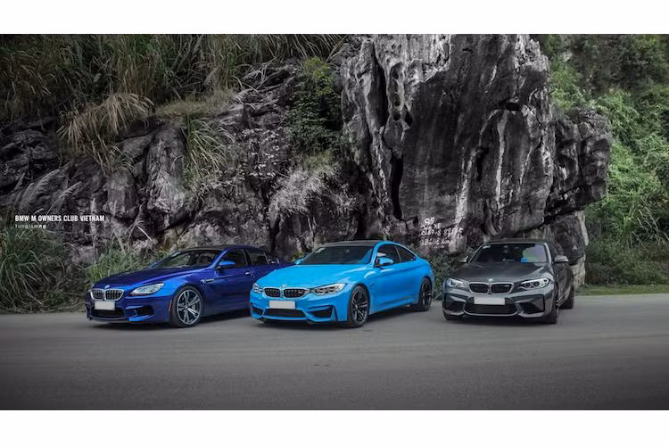 Chiếc xe cuối cùng trong "bộ ba" BMW M này là "bé hạt tiêu" BMW M2. Mẫu xe thể thao BMW M2 mới được phát triển dựa trên dòng coupe 2 Series, vốn được tách ra từ dòng 1 Series. Chính vì vậy, có thể coi M2 là thế hệ kế tiếp của 1 Series Coupe trước đây. Dòng xe này đã được BMW giới thiệu cách đây hơn 1 năm trước.