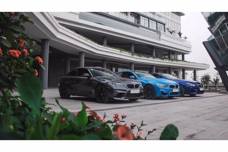 Nằm dưới M6 GranCoupe là chiếc BMW M4 với màu xanh da trời Yas Marina Blue. Đây là chiếc BMW M4 thứ 3 tại Việt Nam và thuộc sở hữu của một người đam mê xe trẻ tuổi tại Hà Nội. Chiếc xe này đã được đưa về Thủ Đô vào khoảng tháng 12/2015. Thuộc thế hệ M4 đầu tiên với tên mã F82, trên thực tế M4 chính là M3 Coupe trước đây.