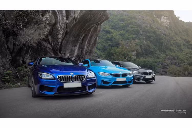 M2 được trang bị động cơ 3 lít 6 xi-lanh thẳng hàng, sử dụng công nghệ tăng áp BMW TwinPower 370 mã lực/465 Nm.vốn đã từng xuất hiện trên chiếc X4 M40i. Thuộc họ động cơ N55, khối máy của M2 cũng có nhiều điểm chung với loại động cơ S55 đang được trang bị trên M3/M4 hiện tại. Xe được bán với 2 phiên bản hộp số là số sàn 6 cấp hoặc ly hợp kép 7 cấp M Double Clutch.