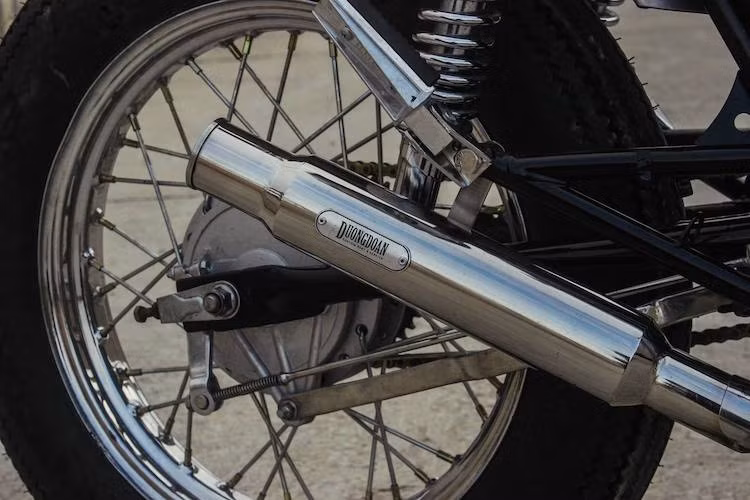 Tuy nhiên, hệ thống xả của xe đã được xưởng độ này "thửa riêng", với lon pô hình chai tự gia công phù hợp với phong cách cổ điển của chiếc xe. Ở phía sau, chiếc xe cũng được chuyển sang vành nan thay vì vành đúc nguyên bản và cũng được trang bị lốp Firestone. Phuộc sau nguyên bản của EN150A vốn có bình dầu, nhưng xưởng độ đã thay cho chiếc xe bộ phuộc ống lồng cổ điển.