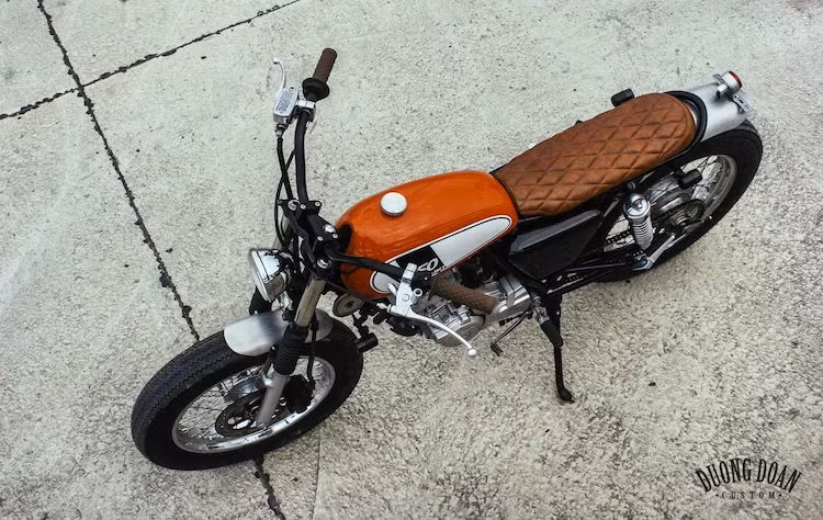 Tuy nhiên, với dân độ xe, EN150A thường xuyên được lựa chọn để độ lại do vốn đã sở hữu bộ khung và máy phù hợp cho nhiều phong cách khác nhau. Từ "xác" một chiếc EN150A, mới đây xưởng độ Duong Doan Design tại Hà Nội đã tạo ra một mẫu tracker mang phong cách cổ điển, đẹp mắt và cá tính.