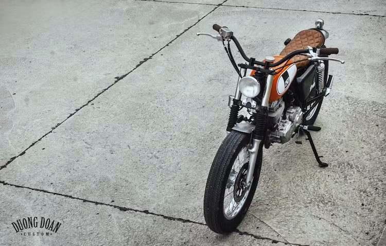 Để tạo ra bản độ này, đầu tiên Duong Doan Design đã lột bỏ hoàn toàn các chi tiết nguyên bản của EN150A, chỉ giữ lại khung, gắp và phuộc trước. Ở phía trước, chiếc xe đã được thay đèn pha mới nhỏ nhắn và cổ điển hơn, đồng thời có bánh trước xuống cỡ vành 17 inch và chuyển thành vành nan, đi kèm với lốp vân kiểu Firestone cổ điển.